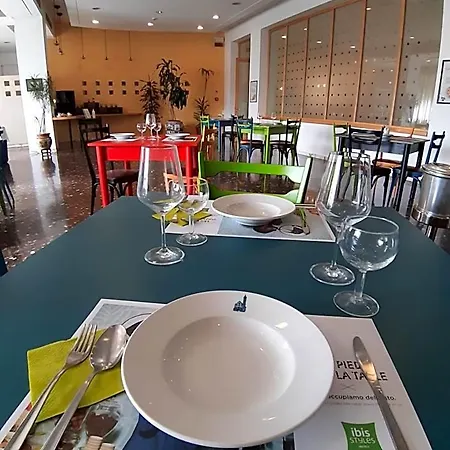Ibis Styles Трани